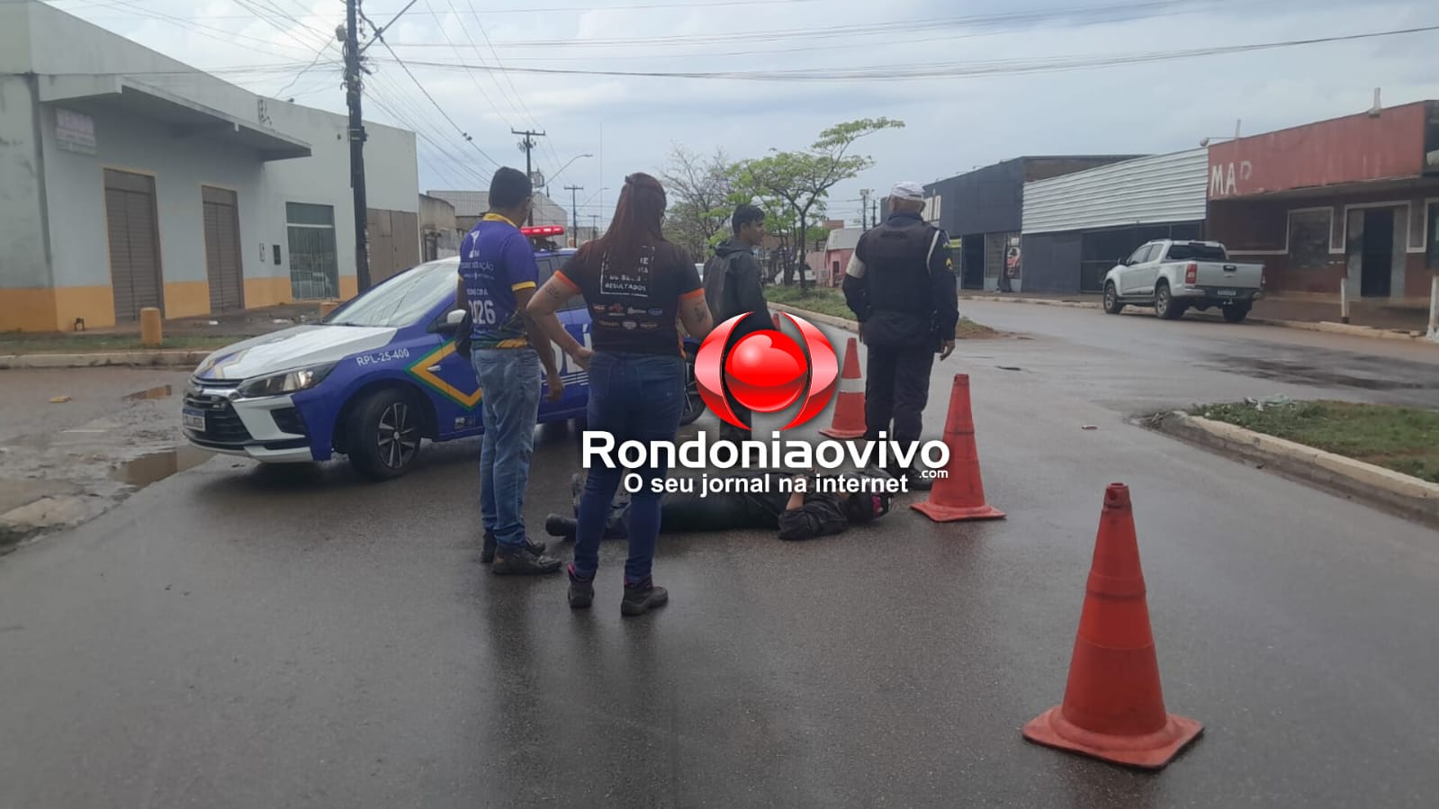 URGENTE: Mulher fica ferida após ser atingida por carro e motorista foge