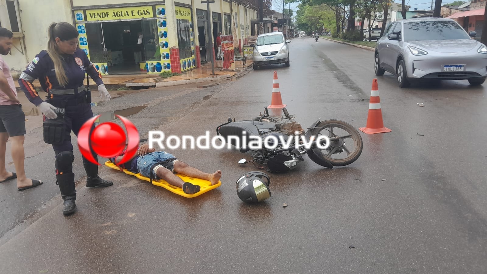 VÍDEO: Dois motociclistas ficam feridos após colisão com carro em avenida
