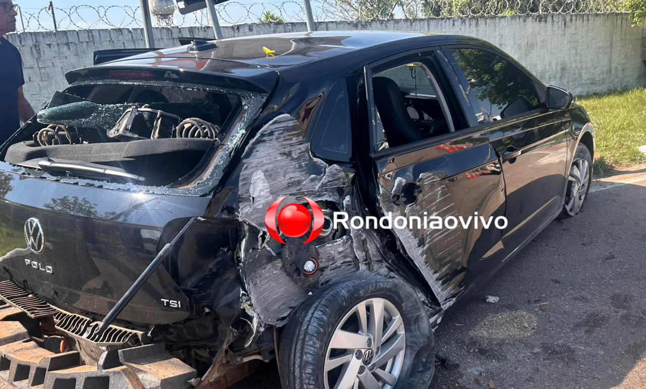 URGENTE: Carro bate em cheio contra poste no Espaço Alternativo