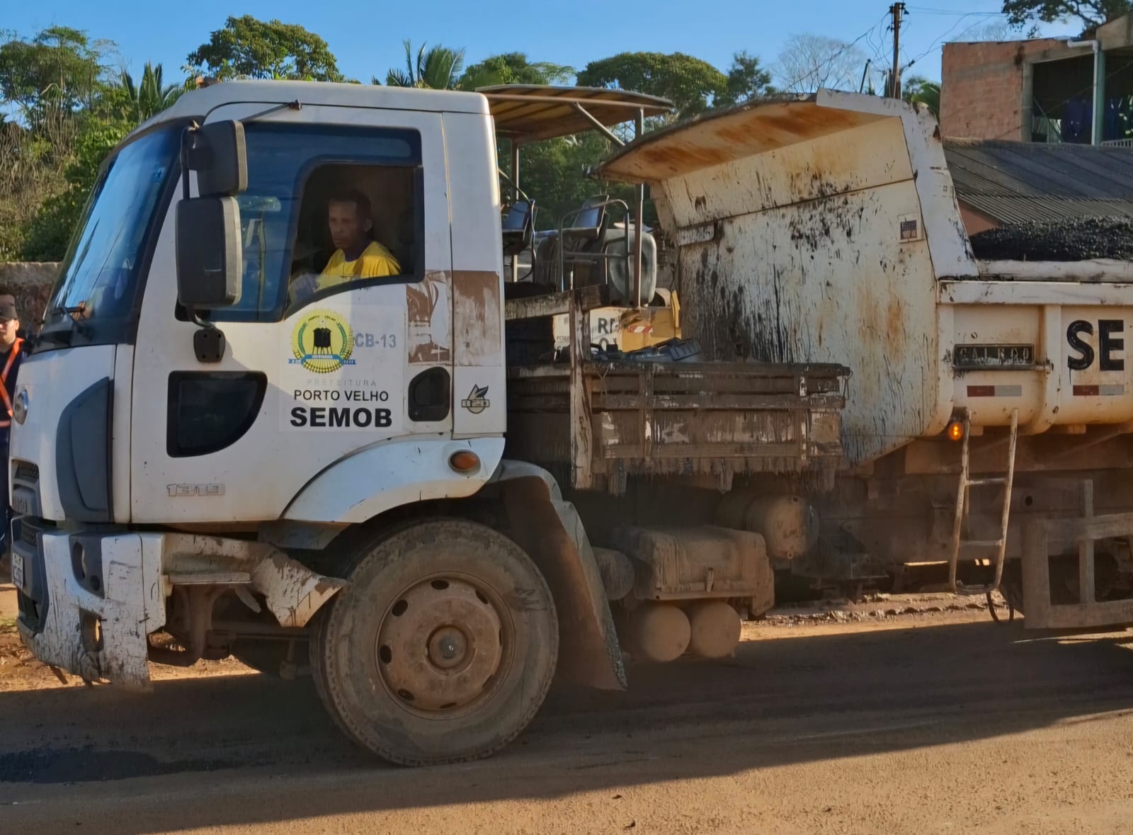 JÚNIOR QUEIROZ: Vereador garante operação tapa-buracos na Rua José de Alencar, no Rio de Janeiro