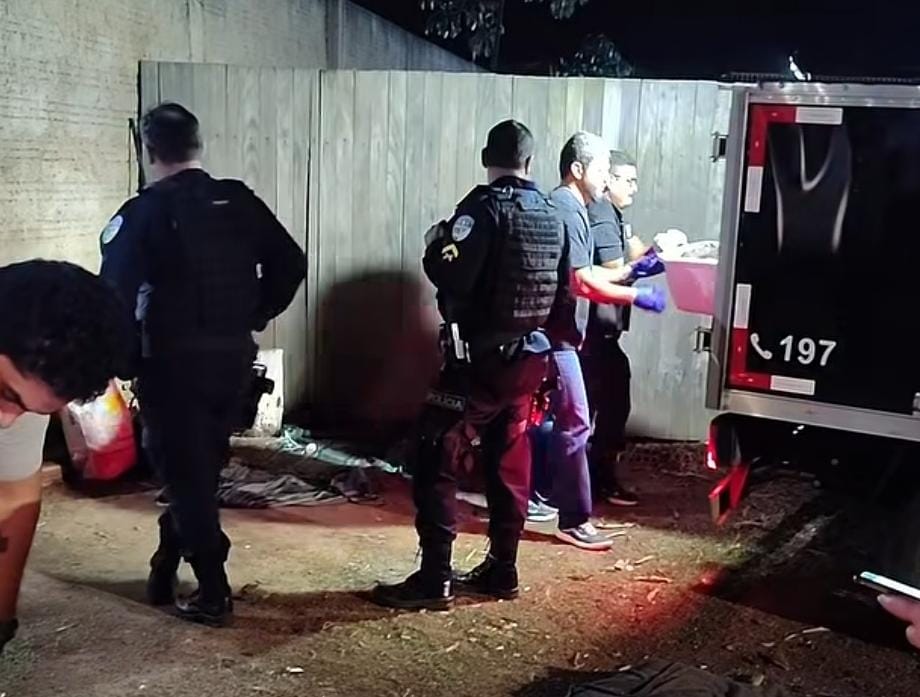 SURPREENDIDO: Homem é executado com tiro no ouvido na frente de comércio