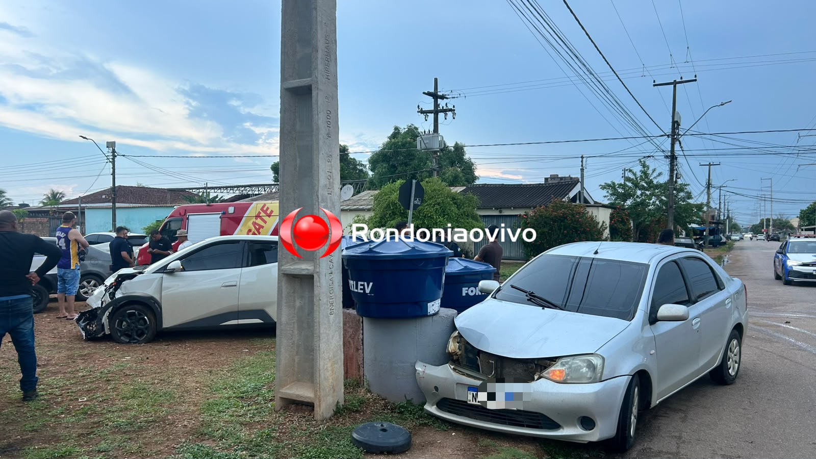 VÍDEO: Forte batida entre carro deixa duas pessoas feridas