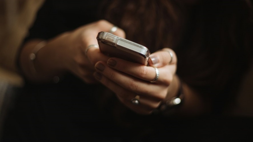FORA DO CONTRATO: Plano reajustou tarifa do celular; quais os meus direitos? 