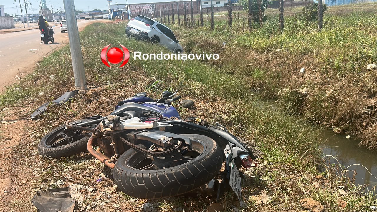 URGENTE: Carro vai parar em vala após colisão com motocicleta
