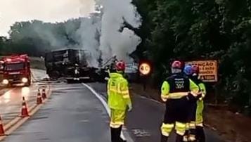 TRAGÉDIA: Caminhões pegam fogo após acidente e motorista morre na BR-364