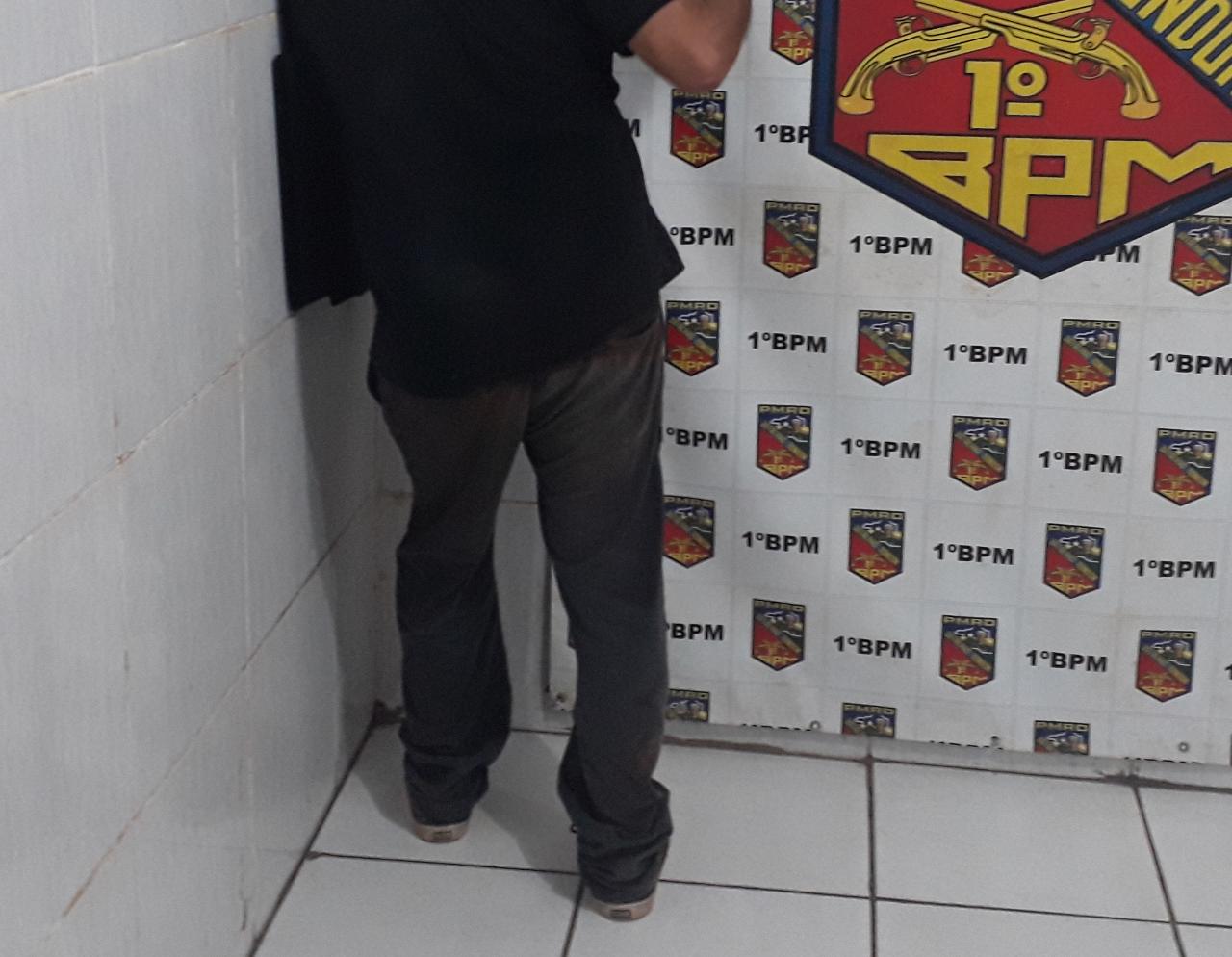 CAIU: PM recebe denúncia e prende foragido que furtou motocicleta na capital