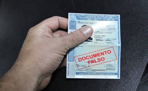 NO FLAGRA: Motociclista é preso com CNH falsa durante blitz da PM