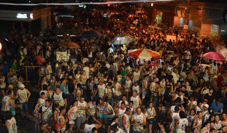 CARNAVAL: Folião é preso por furtar dinheiro e celulares de vendedores ambulantes