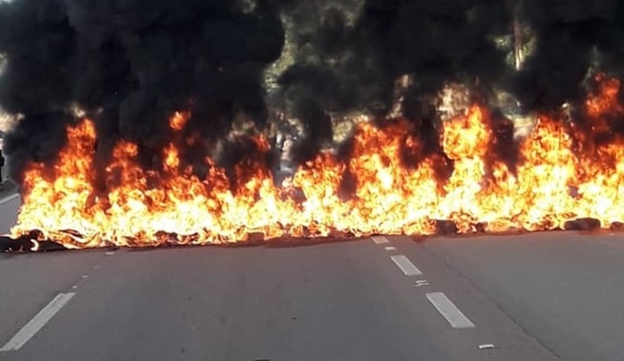 GREVE GERAL: Estudantes ateiam fogo em pneus e bloqueiam BR-364 na capital