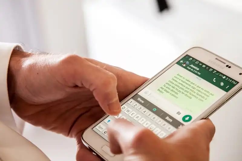 WHATSAPP E TRAIÇÃO: Esposa flagra marido mandando mensagem para amante e é enforcada