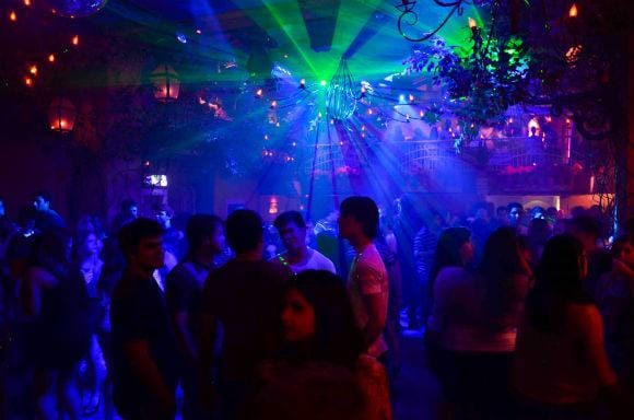 ABUSADO: Homem é preso por não pagar conta e urinar na frente de mulheres em boate