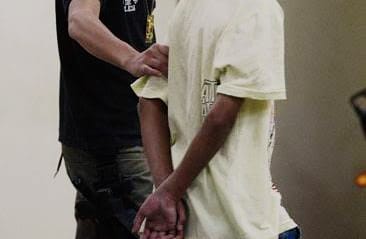 ARMA FALSA: Menino de 14 anos é detido roubando aluna na porta de escola em Porto Velho