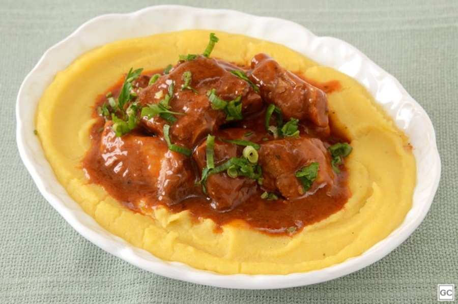 RECEITA: Fácil e saborosa, esta polenta com costelinha vai conquistar a todos