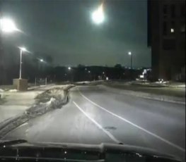 IMPRESSIONANTE - Policiais gravam meteoro cortando o céu – Vídeo