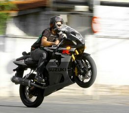 CAPITAL - Motoqueiro cai após empinar moto, bateu cabeça num bueiro