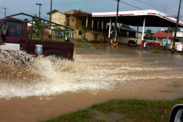 CENA DA CIDADE – Ruas e avenidas ficam alagadas com chuva
