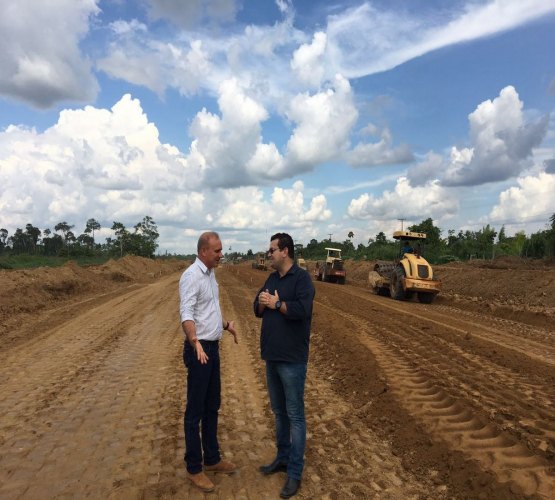 Ezequiel Junior vistoria obras de asfalto na RO 257