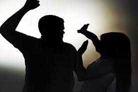 Homem é preso após surrar mulher com madeira a agredir policiais
