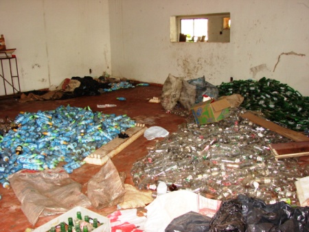 Sede da Academia de Letras de Rondônia além de depredada é depósito de lixo e corre risco de pegar fogo - Veja fotos 