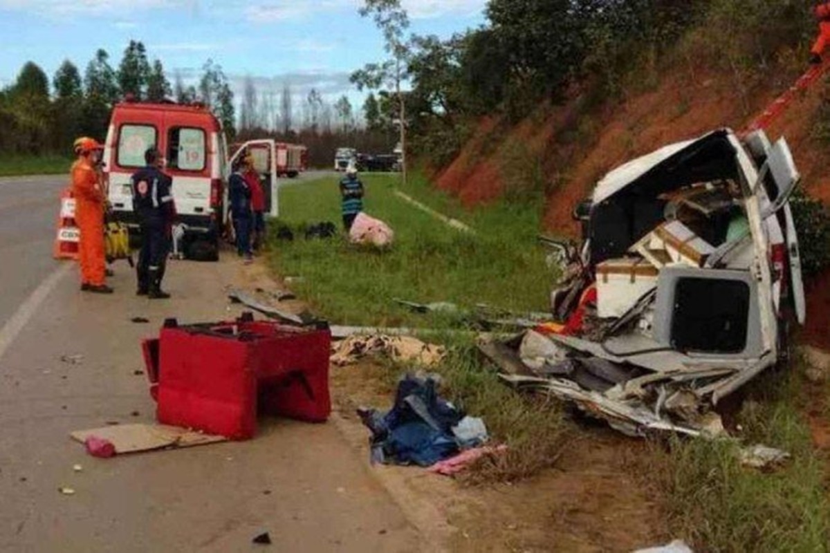 NA BR: Duas pessoas morrem após ônibus e van baterem de frente