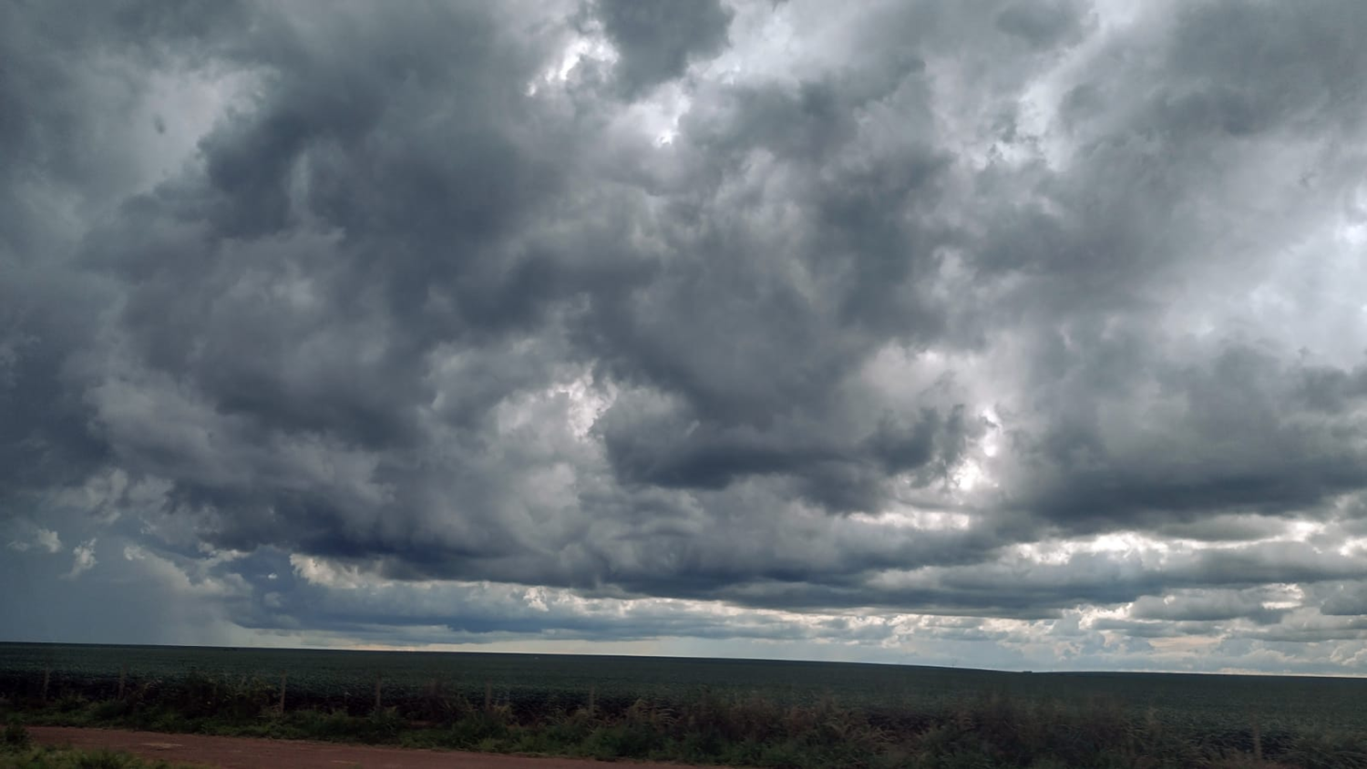 Céu nublado e com chuva: veja a previsão do tempo para este domingo (20)