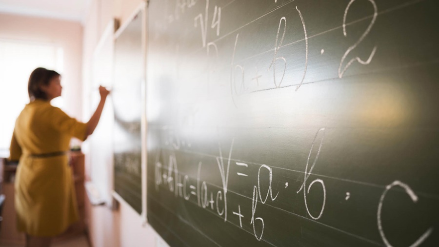 R$ 3.943,37: Secretaria de Educação lança concurso com 5050 vagas para professores