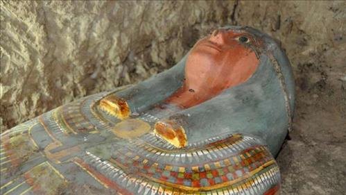 Arqueólogos espanhóis descobrem múmia intacta no Egito