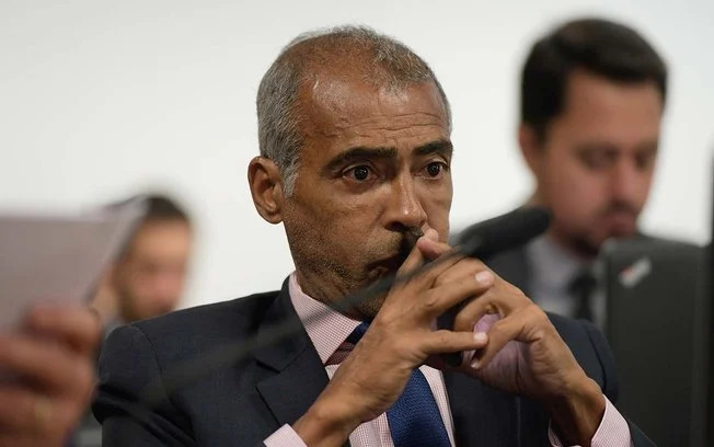 SUSPEITO: Romário dispara palavrões contra críticos após ser alvo de investigação da PF
