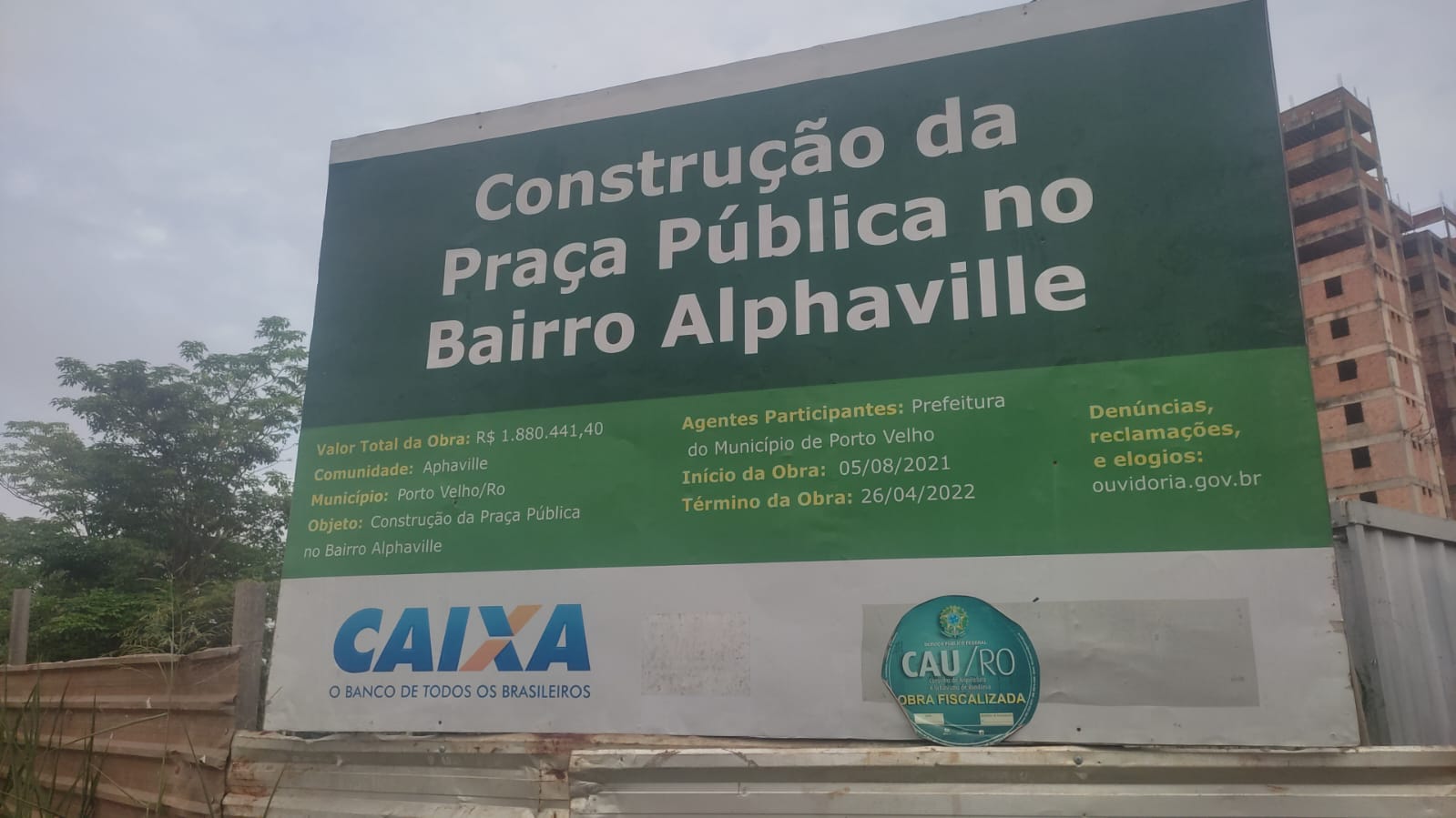 DEMORA: Obra de praça milionária está abandonada na capital