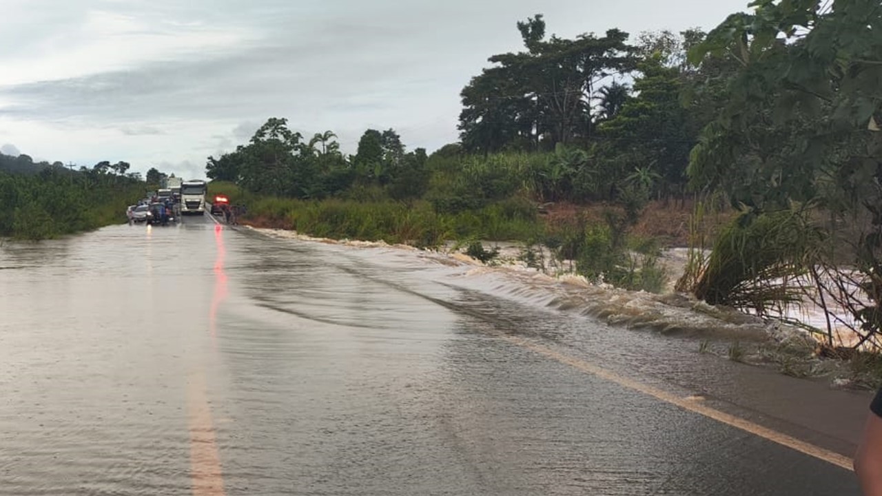 BLOQUEADA: Polícia Rodoviária Federal informa pontos de alagamentos na BR-364