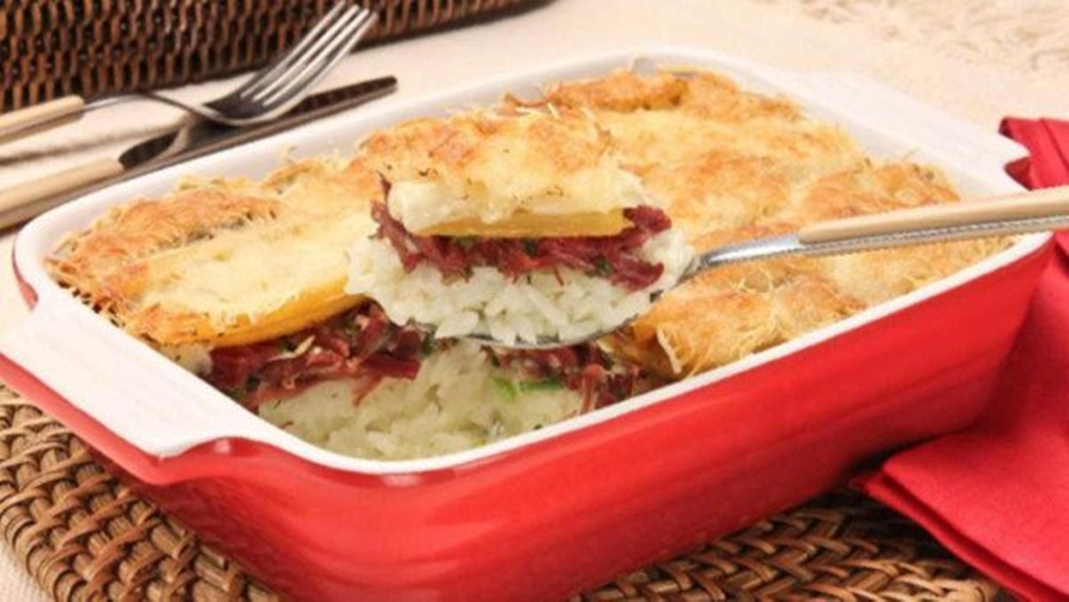 COZINHA: Aprenda a fazer um saboroso arroz de forno com carne-seca e banana