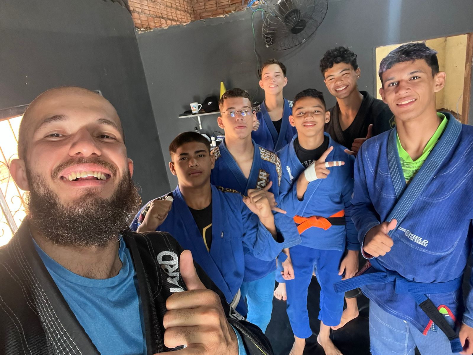 JIU-JITSU: Atletas vendem paçoca em sinal para participar de campeonato em São Paulo