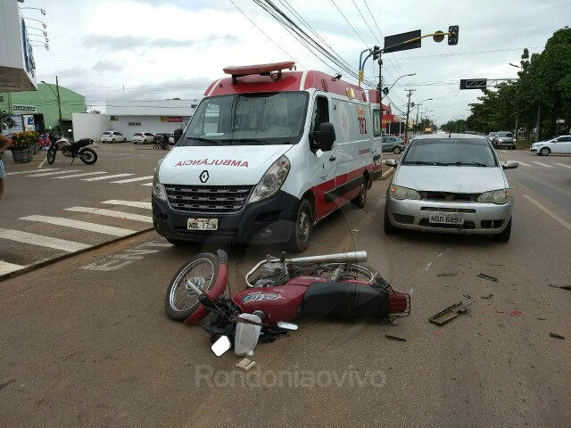 NÃO PAROU: Carro atropela e deixa motociclista ferido