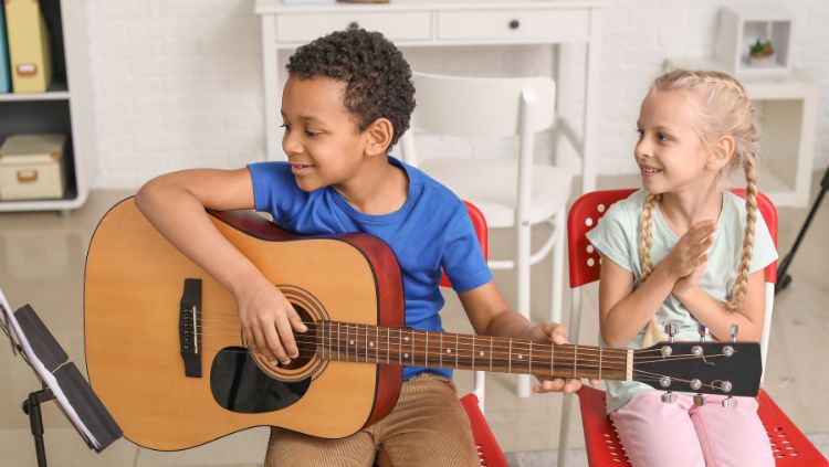 PROJETO SOM LEGAL: Associação oferece gratuitamente aulas de violão e teclado para a comunidade