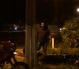 Homem é filmado agredindo mulher em frente de lanchonete