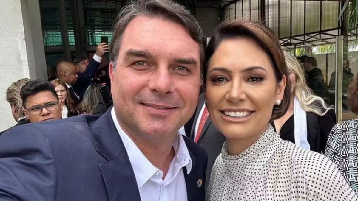 RESULTADO: Em enquete, leitores dizem que Michelle Bolsonaro tem razão na briga com Flávio