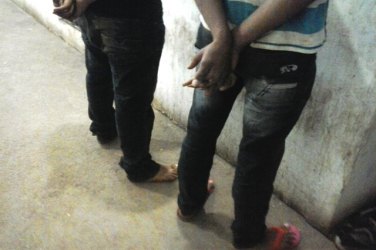 Menores são presos com faca e pistola similar
