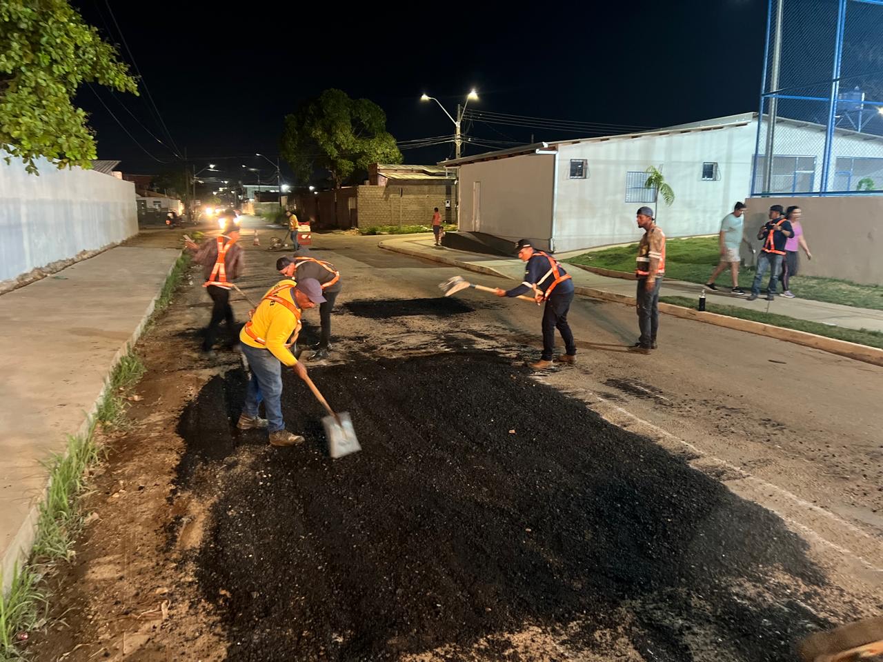 TAPA-BURACOS: Operação noturna reforça ações de recuperação de ruas em Porto Velho