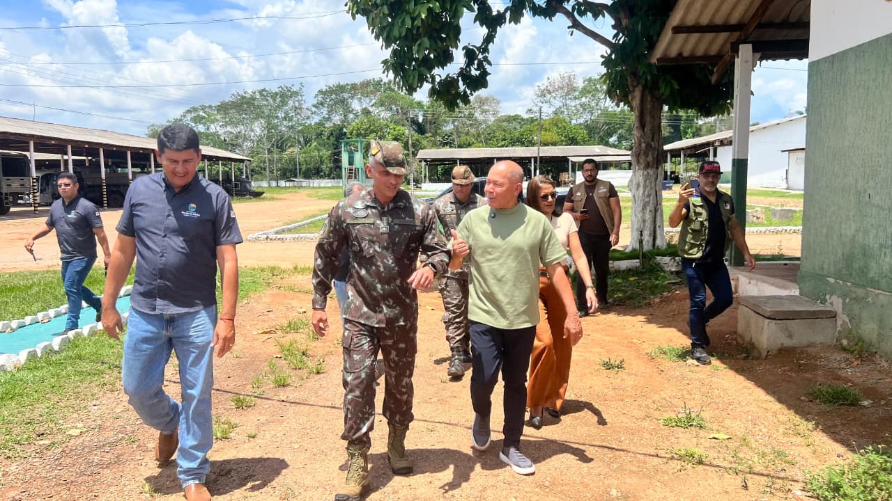 CORONEL CHRISÓSTOMO: Deputado entrega ambulância semi-UTI ao 6º Batalhão de Infantaria de Selva em Guajará-Mirim
