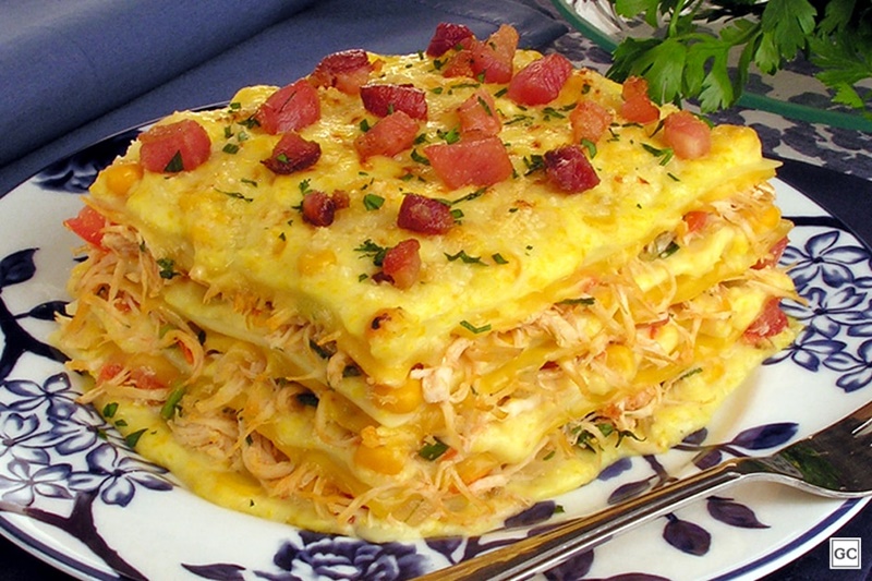 RECEITA: Lasanha de frango com creme de milho e bacon