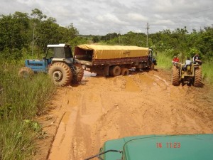 Caminhões atolados bloqueiam BR 319 próximo de Humaitá