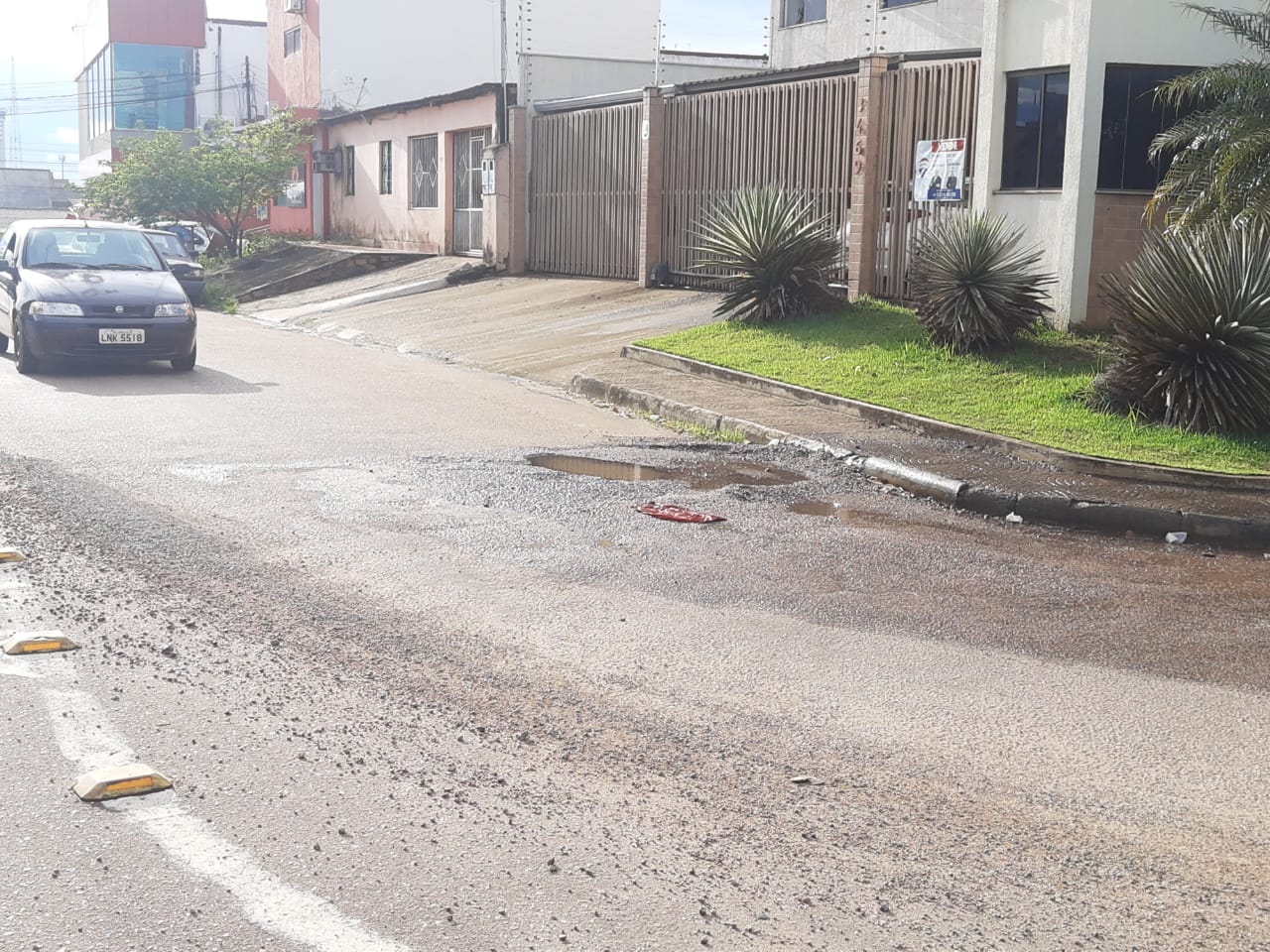 NA CONTA DA CAERD: Buraco em cruzamento leva transtorno e prejuízo à comunidade na capital 