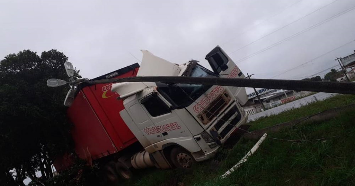 AQUAPLANAGEM: Água na pista faz carreta rodar e derrubar poste na BR 364
