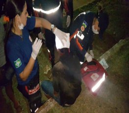 CONFUSÃO  - Dupla ataca jovem a golpe de enxada 