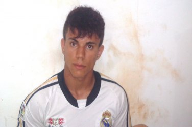 Jovem suspeito de tráfico é preso com drogas e arma de fogo
