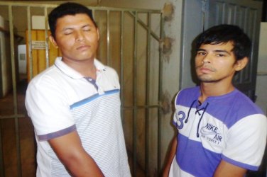 Dupla é presa acusada de vender drogas
