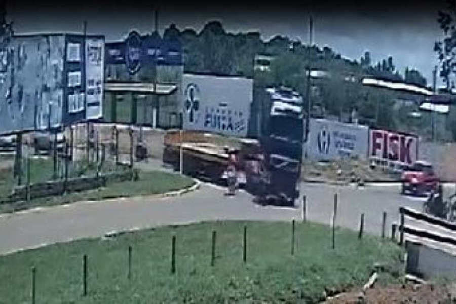 VÍDEO: Carreta passa por cima de bicicleta e deixa mulher gravemente ferida em Vilhena