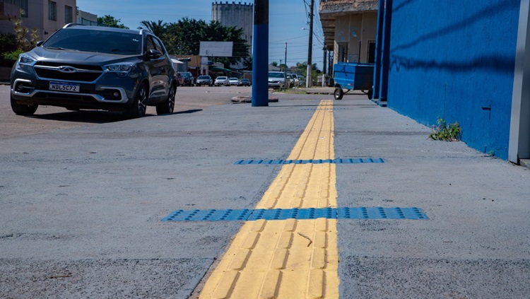 CIRCULAÇÃO: Construção de calçadas segue normas de padronização