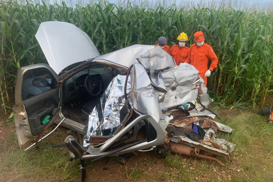 BR-435: Mãe e filha morrem após colisão de Siena com carreta