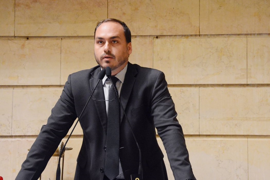 INVESTIGAÇÃO: PF apreende computador da Abin na casa de Carlos Bolsonaro durante operação